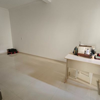 Casa Residencial com 470m², 5 quartos, 1 suíte, 3 garagens, no bairro São João Do Rio Vermelho em Florianópolis