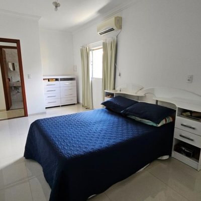 Casa Residencial com 470m², 5 quartos, 1 suíte, 3 garagens, no bairro São João Do Rio Vermelho em Florianópolis