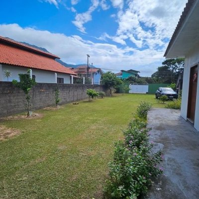 Casa Residencial com 470m², 5 quartos, 1 suíte, 3 garagens, no bairro São João Do Rio Vermelho em Florianópolis