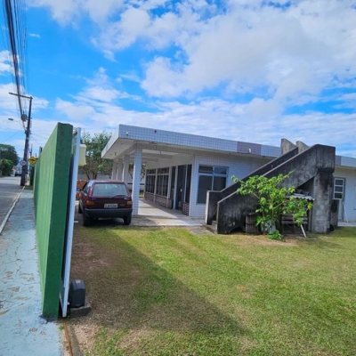 Casa Residencial com 470m², 5 quartos, 1 suíte, 3 garagens, no bairro São João Do Rio Vermelho em Florianópolis