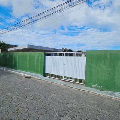 Casa Residencial com 470m², 5 quartos, 1 suíte, 3 garagens, no bairro São João Do Rio Vermelho em Florianópolis