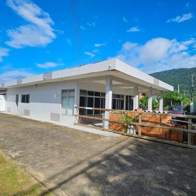 Casa Residencial com 470m², 5 quartos, 1 suíte, 3 garagens, no bairro São João Do Rio Vermelho em Florianópolis