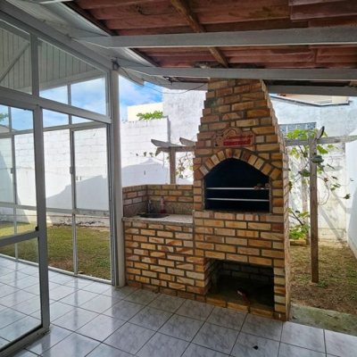 Casa Residencial com 470m², 5 quartos, 1 suíte, 3 garagens, no bairro São João Do Rio Vermelho em Florianópolis