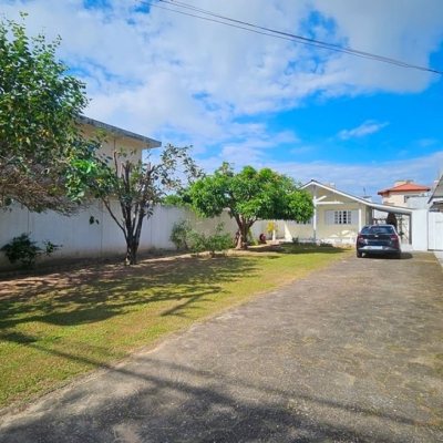 Casa Residencial com 470m², 5 quartos, 1 suíte, 3 garagens, no bairro São João Do Rio Vermelho em Florianópolis