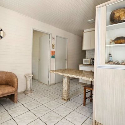 Casa Residencial com 470m², 5 quartos, 1 suíte, 3 garagens, no bairro São João Do Rio Vermelho em Florianópolis