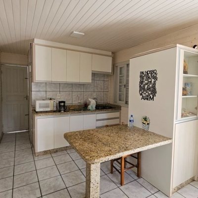 Casa Residencial com 470m², 5 quartos, 1 suíte, 3 garagens, no bairro São João Do Rio Vermelho em Florianópolis