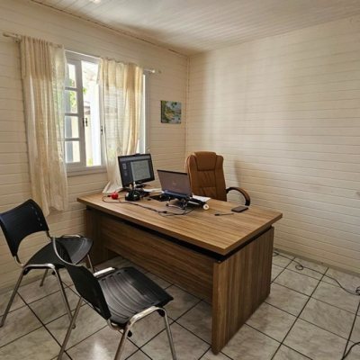 Casa Residencial com 470m², 5 quartos, 1 suíte, 3 garagens, no bairro São João Do Rio Vermelho em Florianópolis