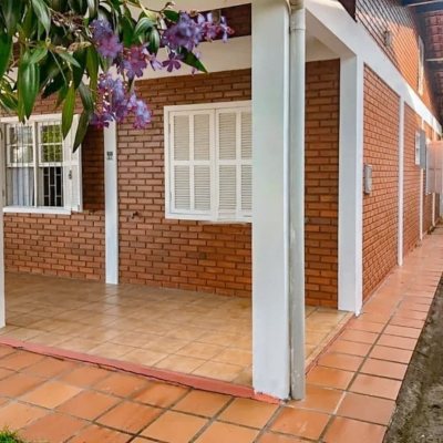 Casa Residencial com 127m², 3 quartos, 3 garagens, no bairro Canasvieiras em Florianópolis