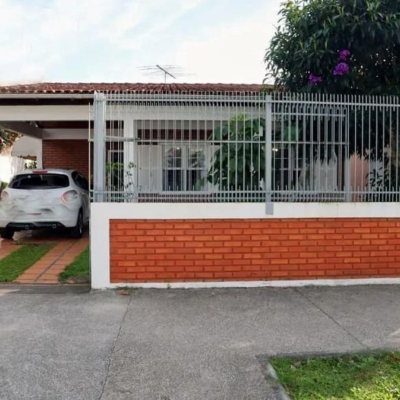 Casa Residencial com 127m², 3 quartos, 3 garagens, no bairro Canasvieiras em Florianópolis