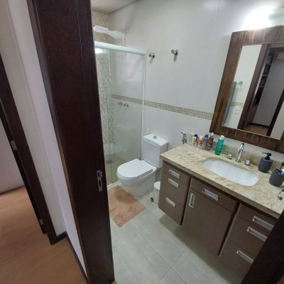 Casa Residencial com 220m², 4 quartos, 2 suítes, 2 garagens, no bairro Córrego Grande em Florianópolis