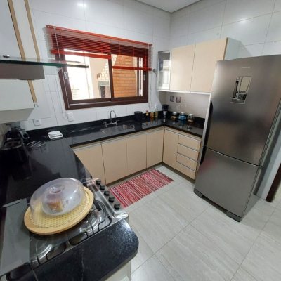 Casa Residencial com 220m², 4 quartos, 2 suítes, 2 garagens, no bairro Córrego Grande em Florianópolis