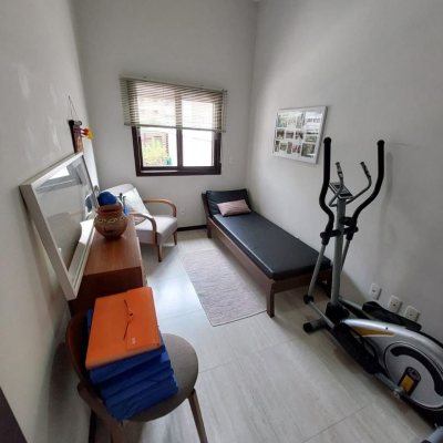 Casa Residencial com 220m², 4 quartos, 2 suítes, 2 garagens, no bairro Córrego Grande em Florianópolis