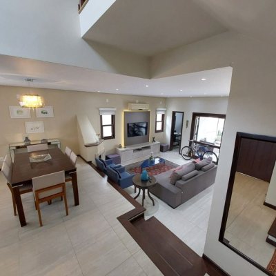 Casa Residencial com 220m², 4 quartos, 2 suítes, 2 garagens, no bairro Córrego Grande em Florianópolis