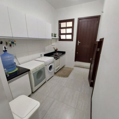 Casa Residencial com 220m², 4 quartos, 2 suítes, 2 garagens, no bairro Córrego Grande em Florianópolis