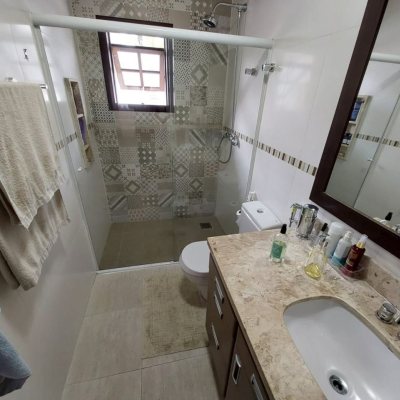 Casa Residencial com 220m², 4 quartos, 2 suítes, 2 garagens, no bairro Córrego Grande em Florianópolis