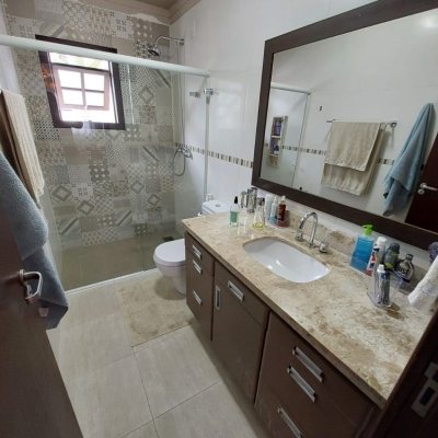 Casa Residencial com 220m², 4 quartos, 2 suítes, 2 garagens, no bairro Córrego Grande em Florianópolis