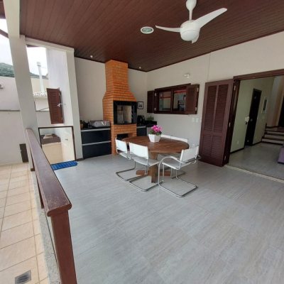 Casa Residencial com 220m², 4 quartos, 2 suítes, 2 garagens, no bairro Córrego Grande em Florianópolis
