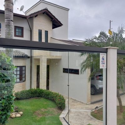 Casa Residencial com 220m², 4 quartos, 2 suítes, 2 garagens, no bairro Córrego Grande em Florianópolis