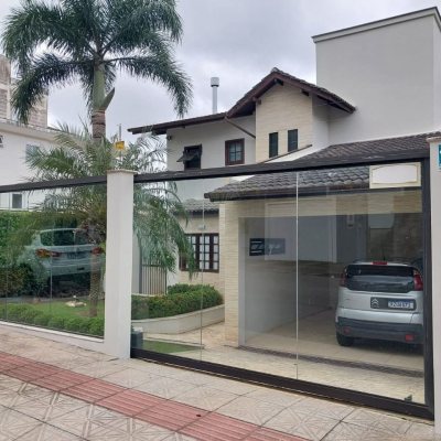 Casa Residencial com 220m², 4 quartos, 2 suítes, 2 garagens, no bairro Córrego Grande em Florianópolis
