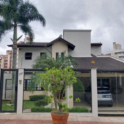 Casa Residencial com 220m², 4 quartos, 2 suítes, 2 garagens, no bairro Córrego Grande em Florianópolis