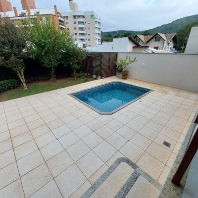 Casa Residencial com 220m², 4 quartos, 2 suítes, 2 garagens, no bairro Córrego Grande em Florianópolis