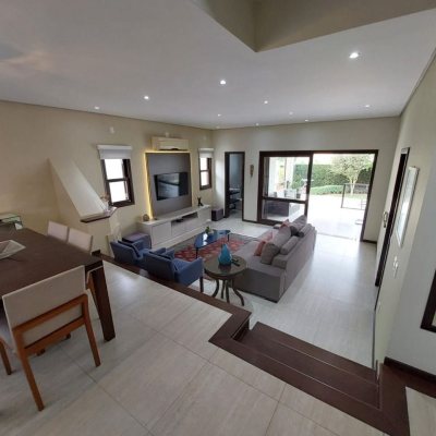 Casa Residencial com 220m², 4 quartos, 2 suítes, 2 garagens, no bairro Córrego Grande em Florianópolis