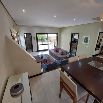 Casa Residencial com 220m², 4 quartos, 2 suítes, 2 garagens, no bairro Córrego Grande em Florianópolis