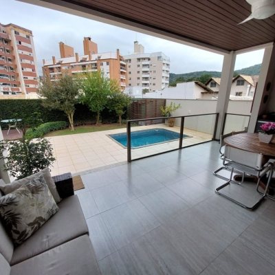 Casa Residencial com 220m², 4 quartos, 2 suítes, 2 garagens, no bairro Córrego Grande em Florianópolis