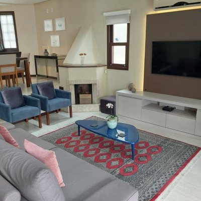 Casa Residencial com 220m², 4 quartos, 2 suítes, 2 garagens, no bairro Córrego Grande em Florianópolis