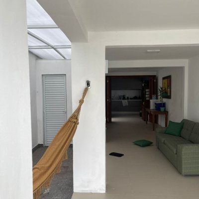 Casa Residencial com 350m², 4 quartos, 1 suíte, 2 garagens, no bairro Coqueiros em Florianópolis