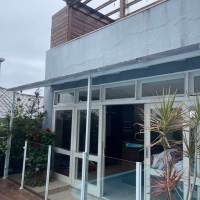 Casa Residencial com 350m², 4 quartos, 1 suíte, 2 garagens, no bairro Coqueiros em Florianópolis