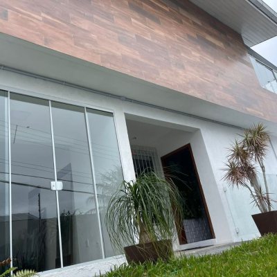 Casa Residencial com 350m², 4 quartos, 1 suíte, 2 garagens, no bairro Coqueiros em Florianópolis