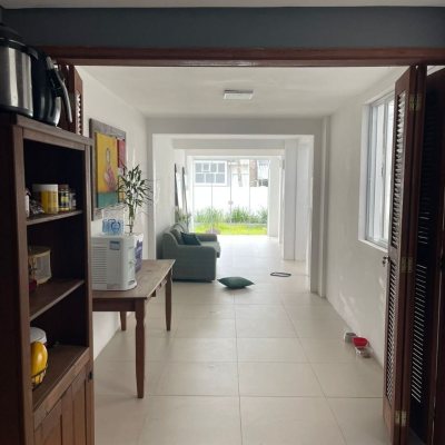 Casa Residencial com 350m², 4 quartos, 1 suíte, 2 garagens, no bairro Coqueiros em Florianópolis