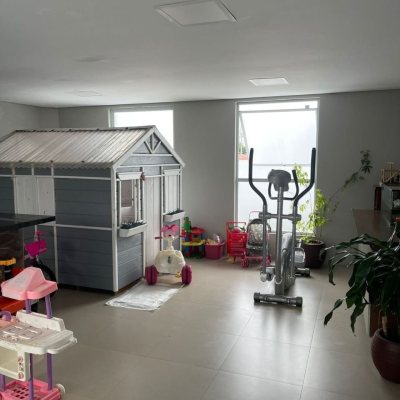 Casa Residencial com 350m², 4 quartos, 1 suíte, 2 garagens, no bairro Coqueiros em Florianópolis