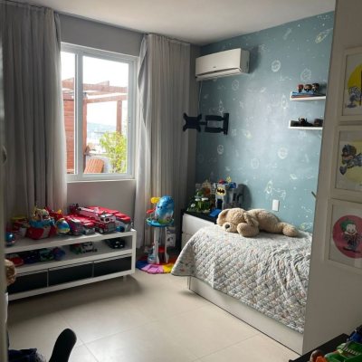 Casa Residencial com 350m², 4 quartos, 1 suíte, 2 garagens, no bairro Coqueiros em Florianópolis