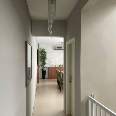 Casa Residencial com 350m², 4 quartos, 1 suíte, 2 garagens, no bairro Coqueiros em Florianópolis