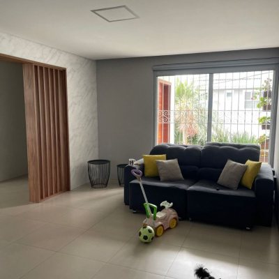 Casa Residencial com 350m², 4 quartos, 1 suíte, 2 garagens, no bairro Coqueiros em Florianópolis