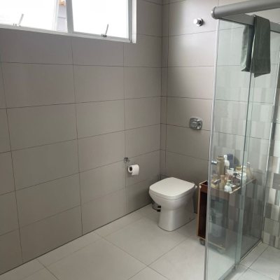 Casa Residencial com 350m², 4 quartos, 1 suíte, 2 garagens, no bairro Coqueiros em Florianópolis