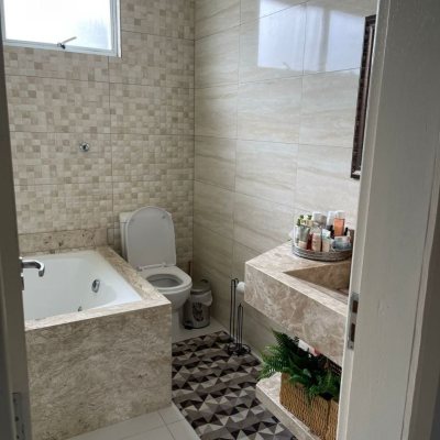 Casa Residencial com 350m², 4 quartos, 1 suíte, 2 garagens, no bairro Coqueiros em Florianópolis