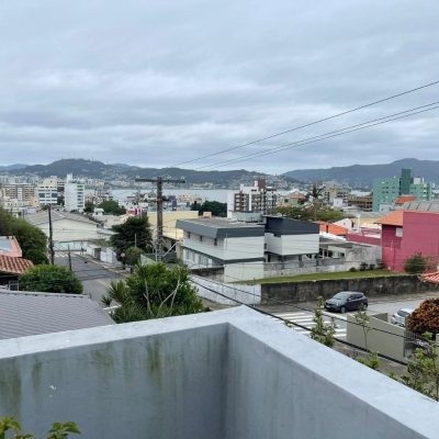 Casa Residencial com 350m², 4 quartos, 1 suíte, 2 garagens, no bairro Coqueiros em Florianópolis