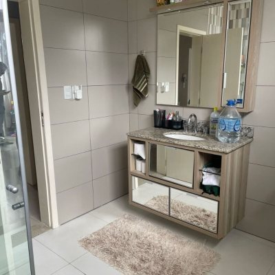 Casa Residencial com 350m², 4 quartos, 1 suíte, 2 garagens, no bairro Coqueiros em Florianópolis