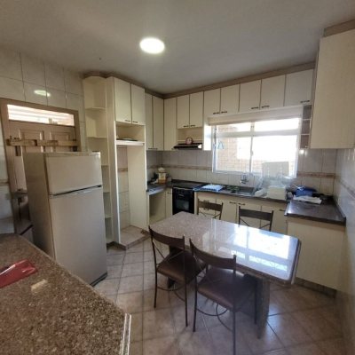 Casa Residencial com 138m², 3 quartos, 1 suíte, 4 garagens, no bairro Balneário em Florianópolis