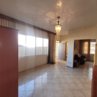 Casa Residencial com 138m², 3 quartos, 1 suíte, 4 garagens, no bairro Balneário em Florianópolis