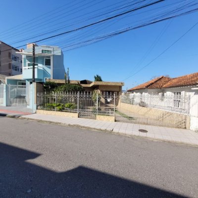 Casa Residencial com 138m², 3 quartos, 1 suíte, 4 garagens, no bairro Balneário em Florianópolis