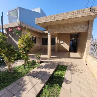 Casa Residencial com 138m², 3 quartos, 1 suíte, 4 garagens, no bairro Balneário em Florianópolis