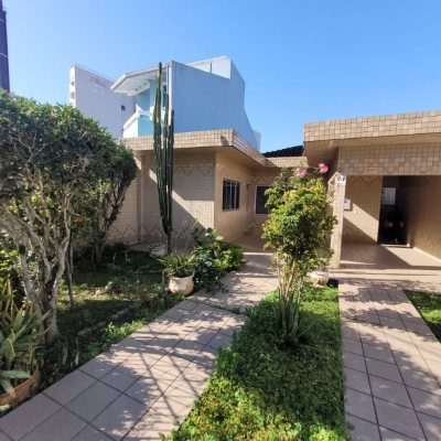 Casa Residencial com 138m², 3 quartos, 1 suíte, 4 garagens, no bairro Balneário em Florianópolis