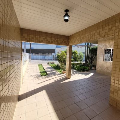 Casa Residencial com 138m², 3 quartos, 1 suíte, 4 garagens, no bairro Balneário em Florianópolis