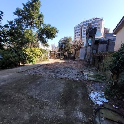 Casa Residencial com 138m², 3 quartos, 1 suíte, 4 garagens, no bairro Balneário em Florianópolis