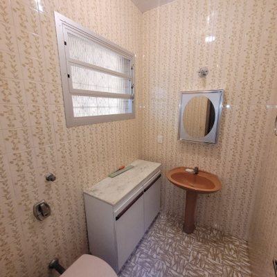 Casa Residencial com 138m², 3 quartos, 1 suíte, 4 garagens, no bairro Balneário em Florianópolis