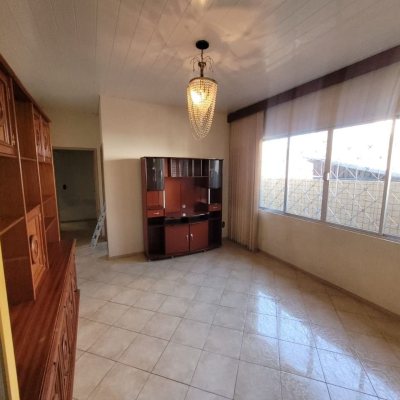 Casa Residencial com 138m², 3 quartos, 1 suíte, 4 garagens, no bairro Balneário em Florianópolis